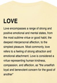 Lichtgele t-shirt met vet zwart tekst waarop "LOVE" staat en extra tekst over het concept van liefde, met een ronde halsontwerp.