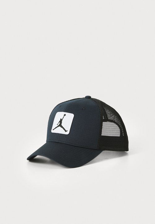 Tmavě modrá kšiltovka s černou síťovinou na zadní straně, na přední straně s bílým čtvercovým nášivkem a černým logem siluety Jumpman.