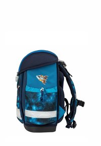 Blauer Rucksack mit Raketenmotiv, aus Mesh-Stoff, Sterne-Muster, verstellbaren Trägern und einem reflektierenden Streifen am Boden.