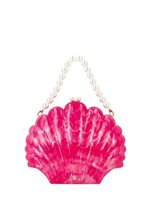Jasně růžová kabelka ve tvaru mušle s mramorovým vzorem a madlem z velkých bílých perel.