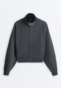 Jachetă gri închis cu fermoar, textură diagonală striată, guler înalt, mâneci lungi și manșete și tiv striate.