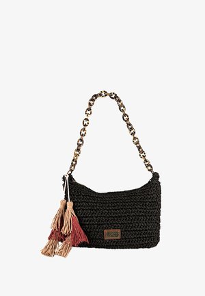 Bolso de mano tejido en negro con una textura suave, strap de cadena con un patrón y borlas decorativas en beige y rojo. Presenta un parche con el logo.