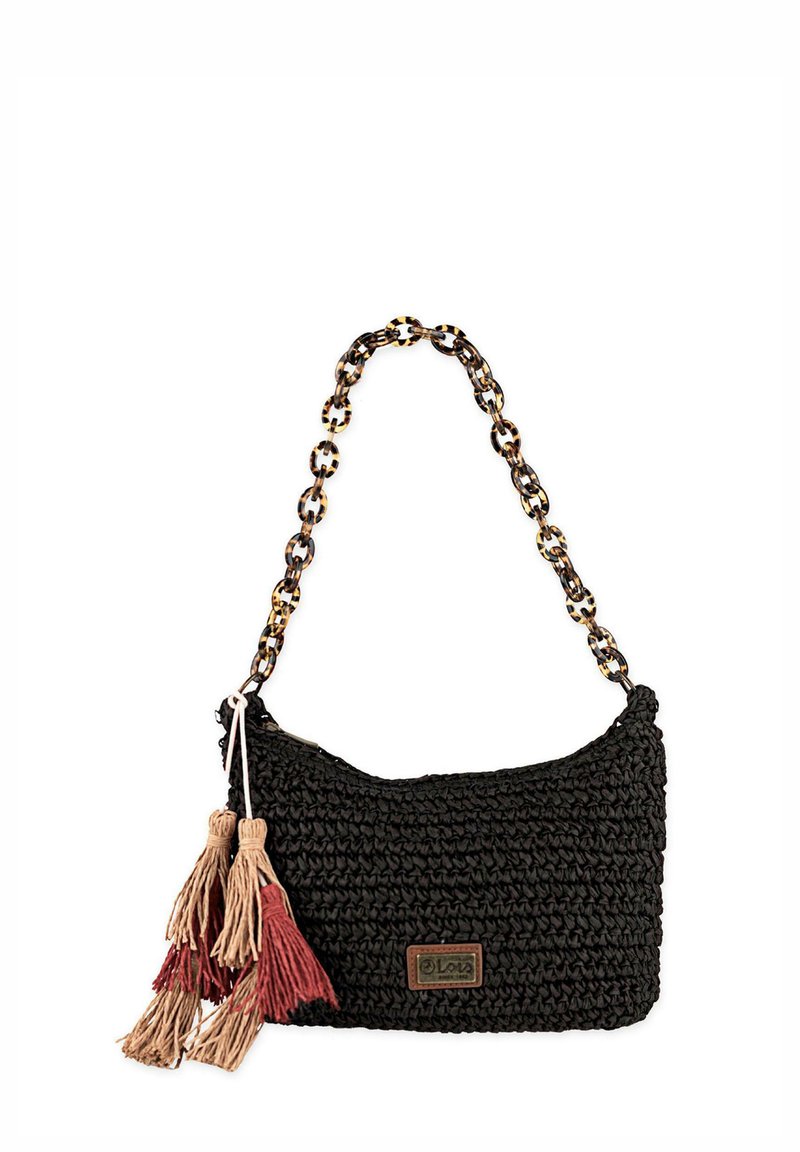 Bolso de mano tejido en negro con una textura suave, strap de cadena con un patrón y borlas decorativas en beige y rojo. Presenta un parche con el logo.