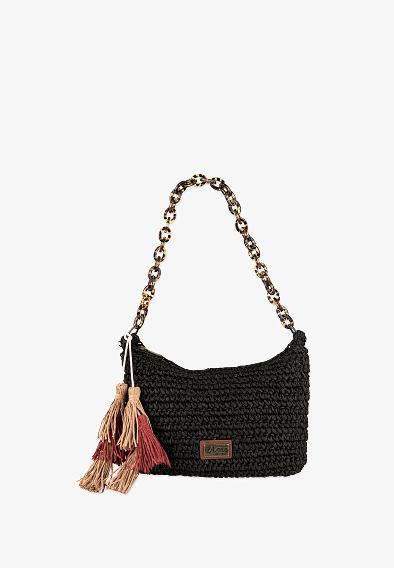 Bolso de mano tejido en negro con una textura suave, strap de cadena con un patrón y borlas decorativas en beige y rojo. Presenta un parche con el logo.