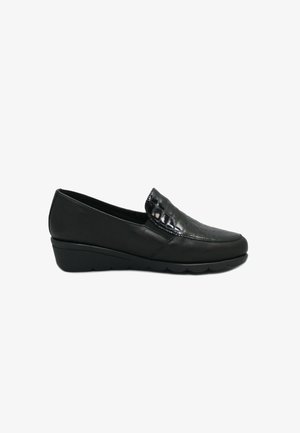 Scarpe slip-on nere con una parte superiore in pelle lucida stampata a coccodrillo e una suola in gomma a basso tacco, con punta arrotondata e dettagli cuciti.