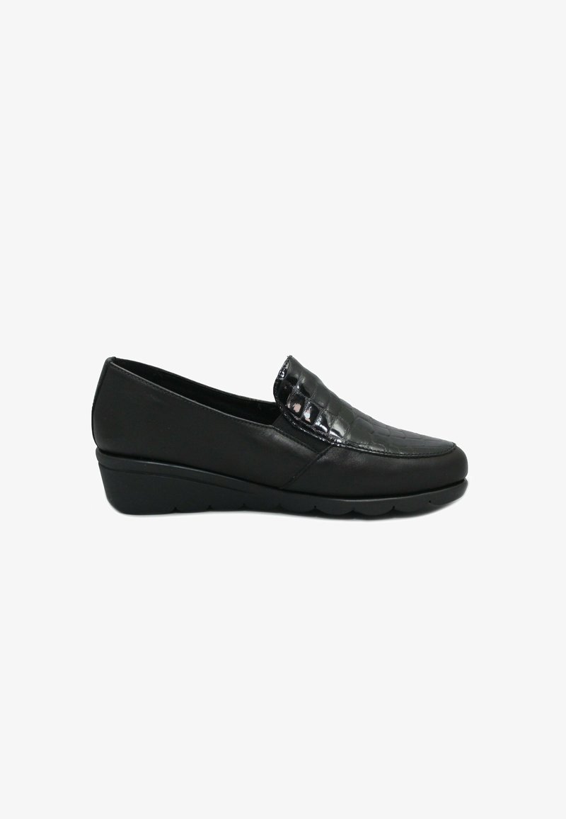 Scarpe slip-on nere con una parte superiore in pelle lucida stampata a coccodrillo e una suola in gomma a basso tacco, con punta arrotondata e dettagli cuciti.