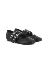 Zapatos planos negros con punta redonda, doble correa con ojales plateados y hebillas, exhibidos sobre un fondo blanco.