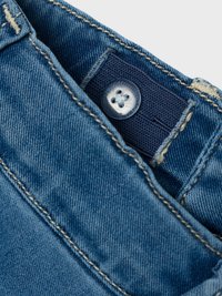 Denim hlače z modrim tekstilom, z gumbom za zapiranje in temno modrim pasom. Opazno rumeno šivljenje ob šivih.