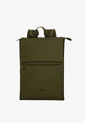 Sac à dos rectangulaire fin de couleur vert foncé avec poche zippée avant, bretelles rembourrées et réglables, et poignée de transport supérieure.