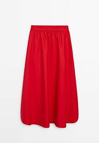 Jupe rouge de longueur genou avec une taille élastique, fabriquée en tissu lisse, présentant une forme fluide et une couleur unie sans motifs.