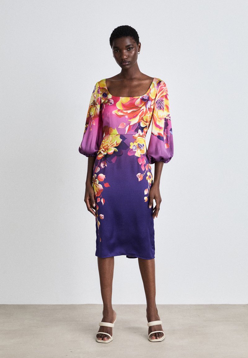Satin Kleid mit einem floralen Muster in lebhaften Farben. Verfügt über Puffärmel, einen quadratischen Ausschnitt und eine figurbetonte Silhouette.