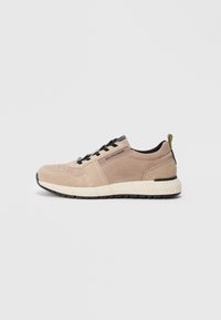 Beige Wildlederschuh mit schwarzen Schnürsenkeln, Gummisohle und Akzentnähten. Verfügt über eine Schlaufe und ein Markenlogo an der Seite.
