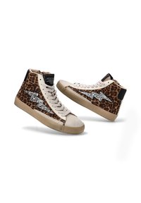 Zapatillas altas con un patrón de estampado de leopardo, acentos de rayo brillantes y una puntera de ante beige con suela de goma.