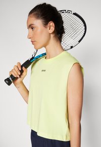 Björn Borg CROPPED TANK - Paprasti marškinėliai - sunny lime