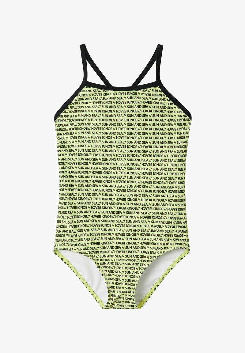 Grüner Badeanzug mit schwarzen Akzenten, der ein sich wiederholendes Textmuster in Gelb aufweist. Dünne Träger und ein klassisches Einteiler-Design.