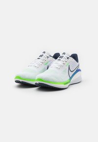Nike Performance VOMERO - Hardloopschoenen voor op de weg - white/thunder blue/platinum tint/racer blue/green strike