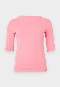 Roze katoenen top met een bootnek, ellebooglange mouwen en een afgeronde zoom. Heeft een klein decoratief logo nabij de zoom.