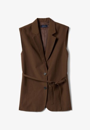 Blazer marrón sin mangas con solapas con muesca, dos botones delanteros y un cinturón de tela atado en la cintura.