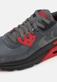 Nike Sportswear AIR MAX 90 - Matalavartiset tennarit - black/smoke grey/iron grey/fire red/dark smoke grey