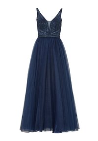 Abito da sera blu navy con un corpetto aderente inperline, scollatura a V profonda e una gonna di tulle fluente, che crea una silhouette piena.