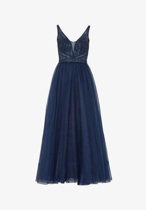 Navy blue iltapuku, jossa on tiukka helmitetty yläosa, syvä V-pääntie ja virtaava organza-hame, luoden täyden siluetin.