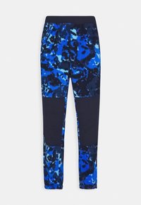 Pantalones de chándal de felpa azul con un patrón de tie-dye, que presentan acentos en color bloque azul marino. Cintura elástica, piernas ajustadas y textura suave.
