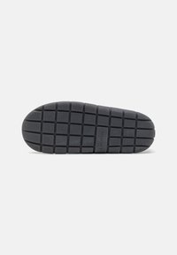 Lacoste SERVE SLIPPER 224 - Tøfler - light green/dark grey