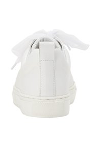 Sneakers albe din piele cu vârful rotund, talpă plată din cauciuc alb și un design fără șireturi, având un detaliu mare sub formă de fundă albă în spate.