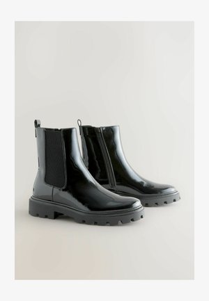 Sorte patentlæder ankelstøvler med elastiske sidepaneler, bageste pull-tab og robust gummisål. Indeholder en lynlås på siden for nem påtagning.