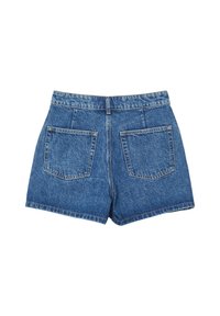 Shorts in denim di blu medio, con vita alta, orlo risvoltato e due tasche posteriori. Superficie testurizzata con cuciture a contrasto.