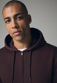 Next PREMIUM RICH - REGULAR FIT - Sudadera con cremallera - burgundy red