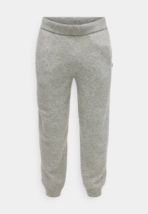 Γκρι φόρμες από μαλακό, υφασμάτινο υλικό. Διαθέτουν ελαστική μέση και στενά μπατζάκια. Απλός, χωρίς στολίδια σχεδιασμός.