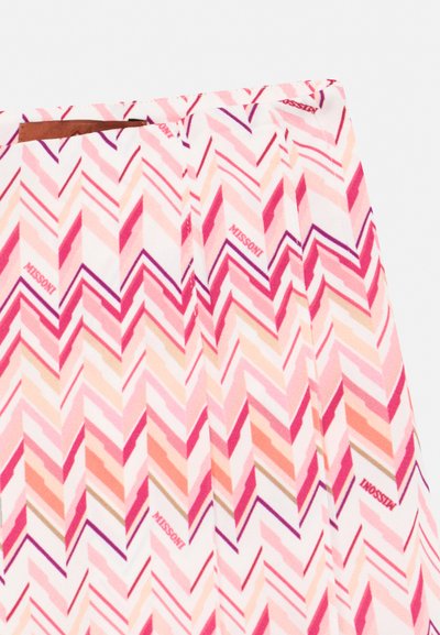 Fustă plisată cu model chevron multicolor în tonuri de roz, mov și bej, având detalii repetitive cu textul „MISSONI”.