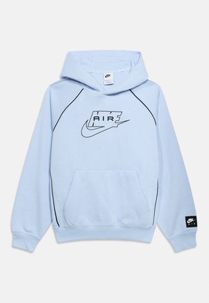 Gaiši zils Nike Air džemperis ar kapuci, melnu kontūrētu logotipu krūtīs, ķengura kabatu, melnām apmalēm un melnu Nike Air uzpleča uzliku.