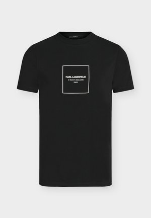 Schwarzes T-Shirt mit kurzen Ärmeln und Rundhalsausschnitt, mit einem weißen Quadrat und dem Text „KARL LAGERFELD 21 RUE ST-GUILLAUME PARIS“ zentriert auf der Brust.