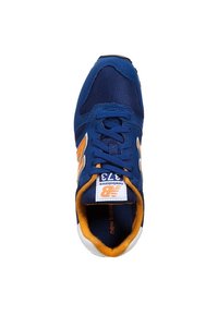 Blå och orange New Balance 373 sneakers sedd ovanifrån, med ovandel i mesh och mocka, snören och vadderad krage.
