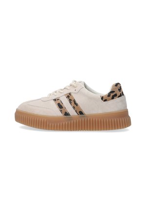 Jasno beżowe zamszowe sneakersy z brązowymi akcentami w panterkę i trzema czarnymi paskami. Posiadają podeszwę z gumy crepe z ryflowanym wzorem.
