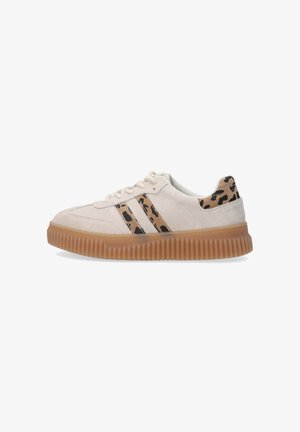 Lichtbeige suède sneaker met bruine panterprintaccenten en drie zwarte strepen. Heeft een crepe rubberen zool met een ribbelontwerp.