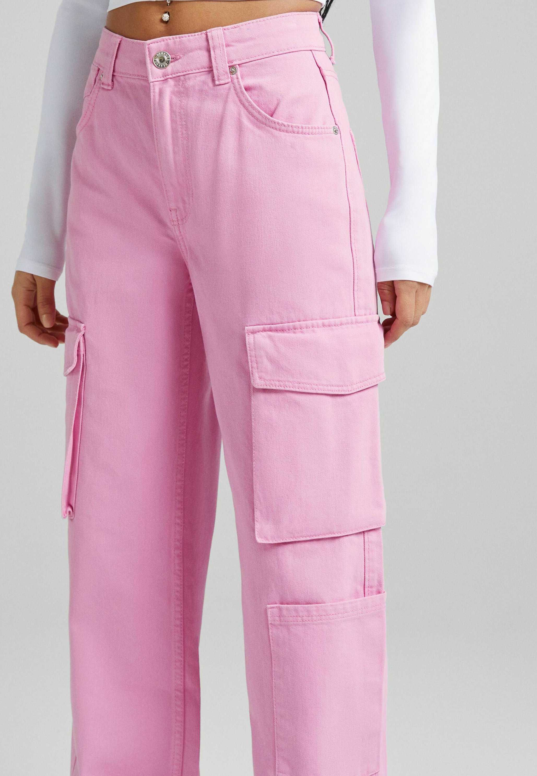 Bershka WIDE LEG TWILL CARGO - Flared Jeans - pink - Zalando.de