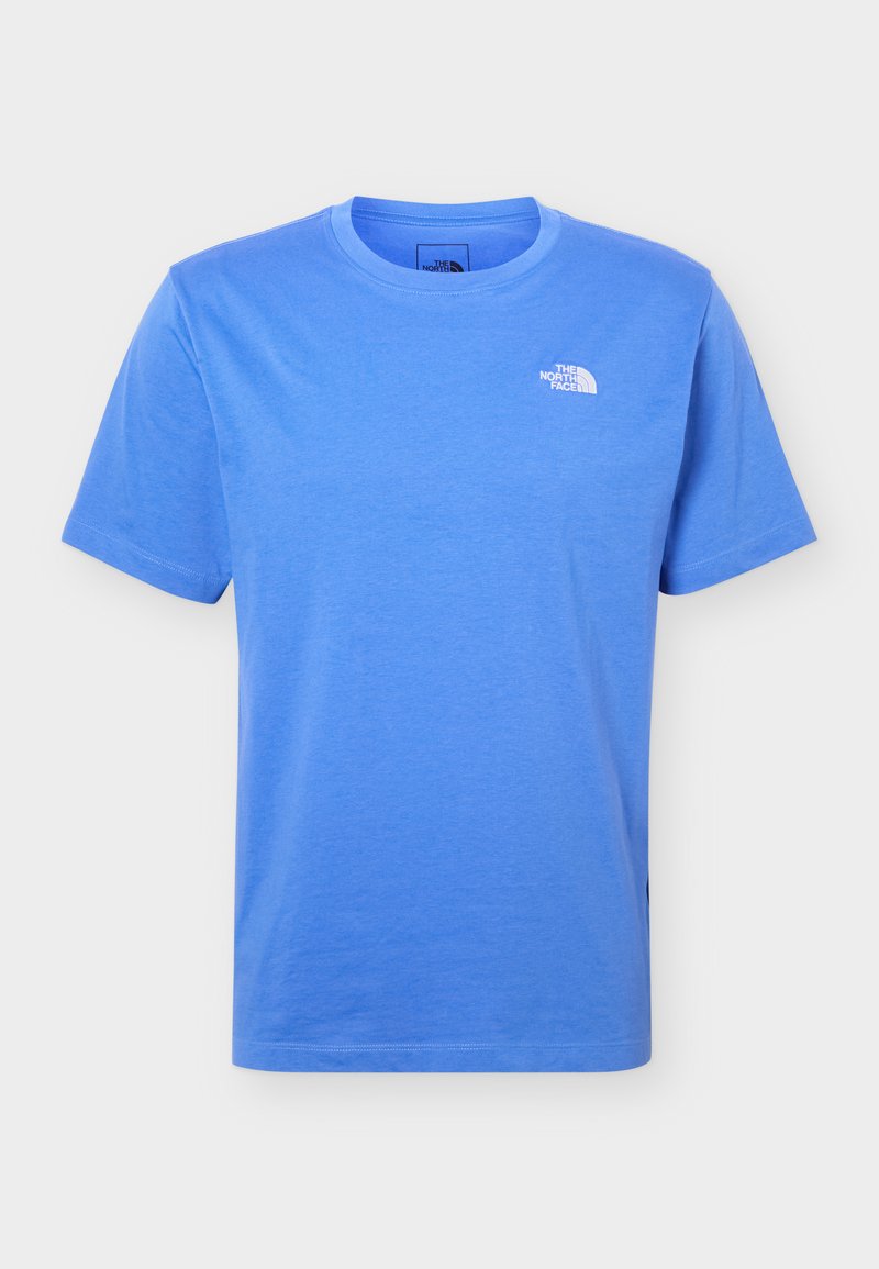 Camiseta azul de manga corta con cuello redondo y pequeño logo blanco de The North Face en el pecho izquierdo sobre un fondo blanco liso.