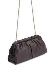 Ruskean nahkainen clutch-laukku, jossa on rypytetty tekstuuri, ketjuhihna ja pyöristetty muoto. Ominaisuuksiin kuuluu pehmeä pinta ja klassisia design-elementtejä.