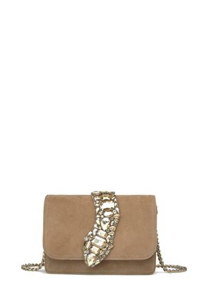 Bolso de ante beige con una correa de cadena metálica, que presenta un acento decorativo de piedra preciosa en la solapa. Forma rectangular, textura suave.