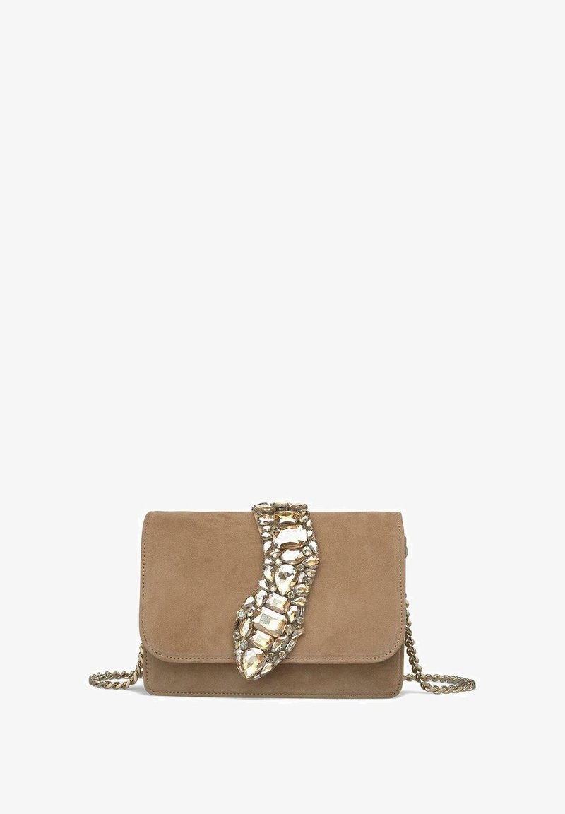 Bolso de ante beige con una correa de cadena metálica, que presenta un acento decorativo de piedra preciosa en la solapa. Forma rectangular, textura suave.