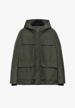 Zielona ocieplana kurtka z kapturem, dwoma przednimi kieszeniami na klapki, zapięciem na zamek oraz czarnymi mankietami. Gładka tekstura o matowym wykończeniu.