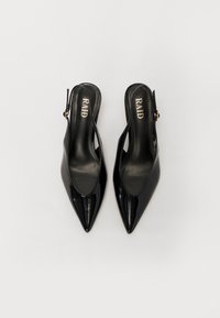 Černé lakované slingback podpatky s špičatou špičkou, výřezy po stranách a kotníkovým páskem s akcentem zlaté kovové úpravy.