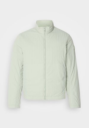 Svetlo mätovo zelená zateplená bunda s vysokým golierom, predným zipsom a dlhými rukávmi. Textúrovaná látka s hladkým povrchom a bez viditeľného brandingu.