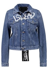 Giacca di jeans con tessuto azzurro chiaro rovinato, grafica testuale bianca sul fronte, due tasche sul petto e un'etichetta nera con testo bianco.