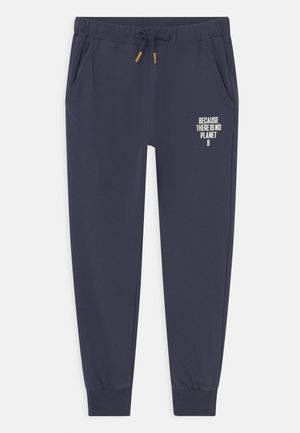 Marineblauwe sweatpants van zacht materiaal, met een tailleband met trekkoord en zijzakken. Gedrukt tekst: "OMDAT ER GEEN PLANEET B IS."