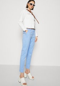 b.young DAYS CIGARET PANTS - Hlače chino - vista blue