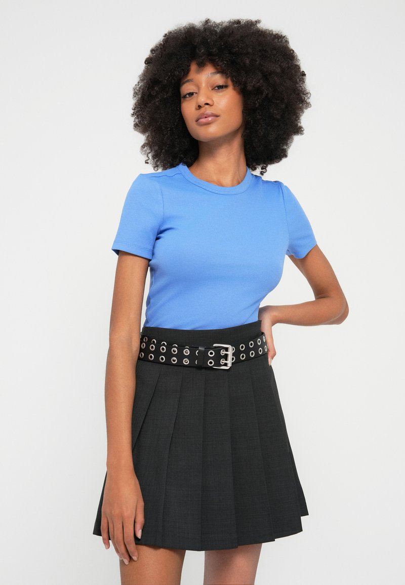 Only ONLELISE S/S V-NECK TOP JRS 15257390 leger groen kopen bij The Stone